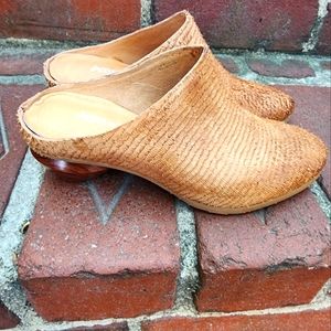 Antelope leather mule, sizes 36 and 39, light brown.